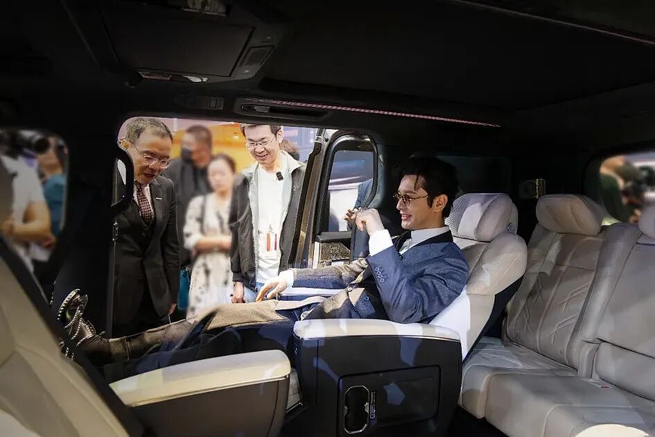 北京车展的顶流：一台身价超270万的“国产车” - 9