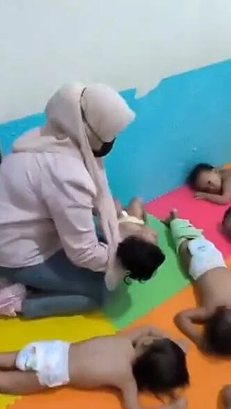 高端托儿所监控曝光:表面温柔耐心,背地把几十个娃扒光捆绑?这?!(组图) - 9