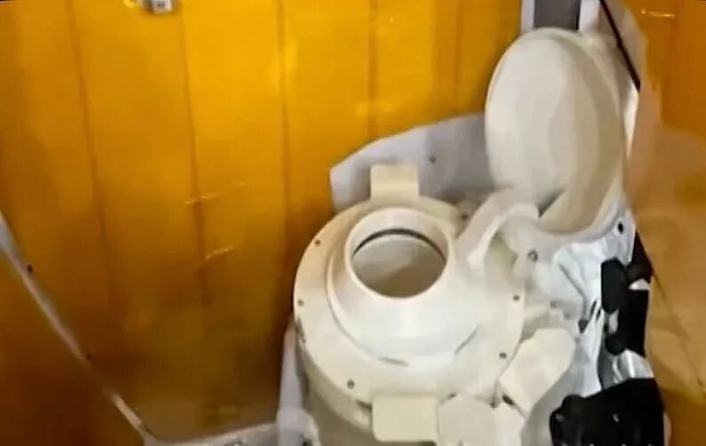 快到月球了,2300万美金造的厕所又堵又冒糊味?!这场绕月任务,越来越抽象了(组图) - 9