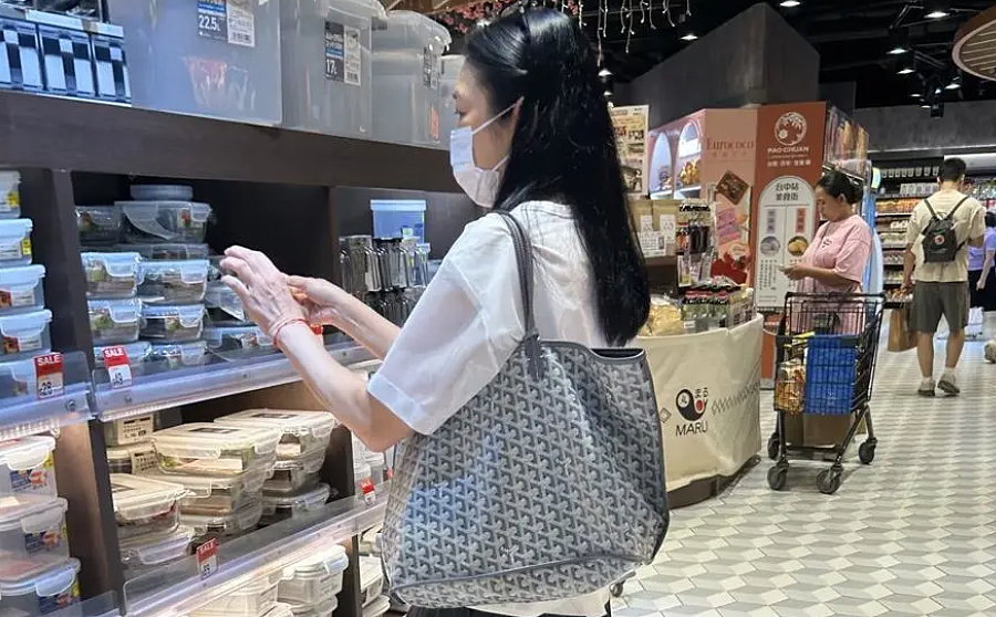 超市惊现天王嫂！这个60岁的女人没有珠宝华服，却让全网羡慕不已（组图） - 2