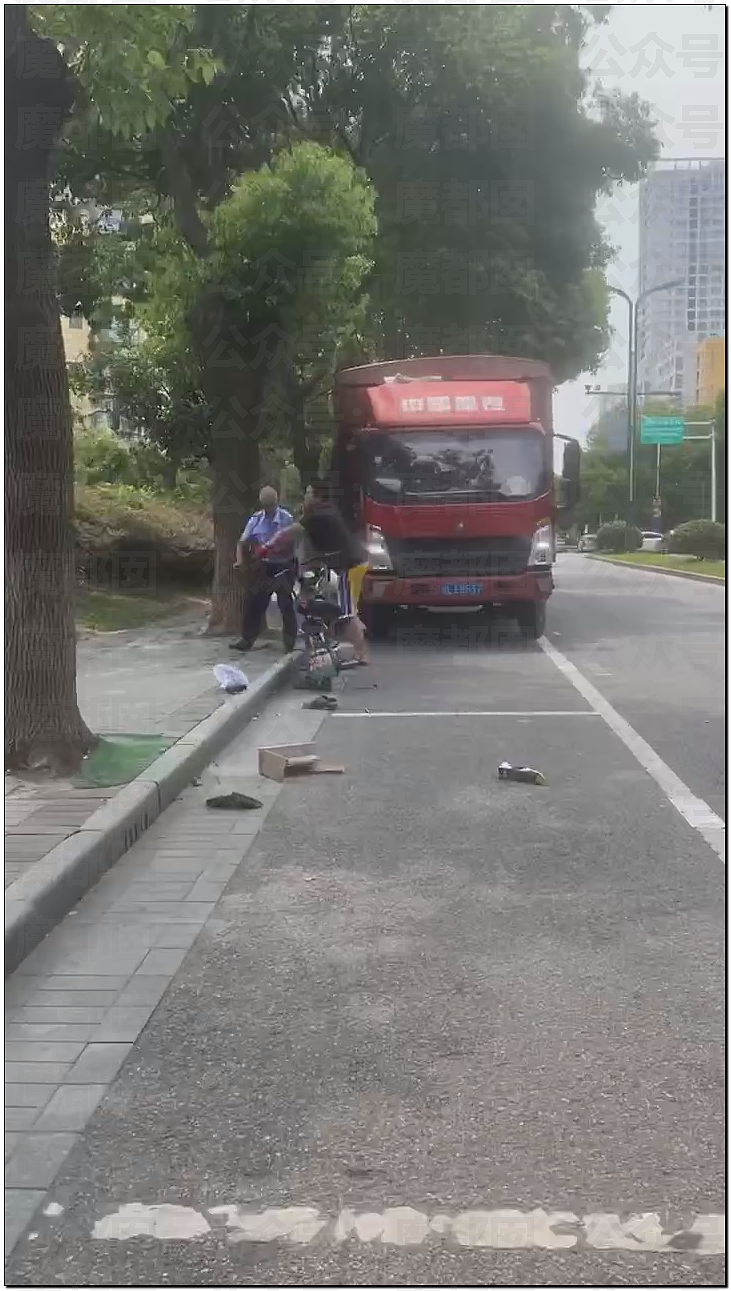 热搜爆了！何润东再扮项羽现身苏超赛场，因“粉底液将军”躺赢（组图） - 51