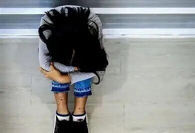 新加坡7名未成年围堵霸凌14岁少女：轮番掌掴踹打40分钟、最小施暴者仅12岁（组图） - 8