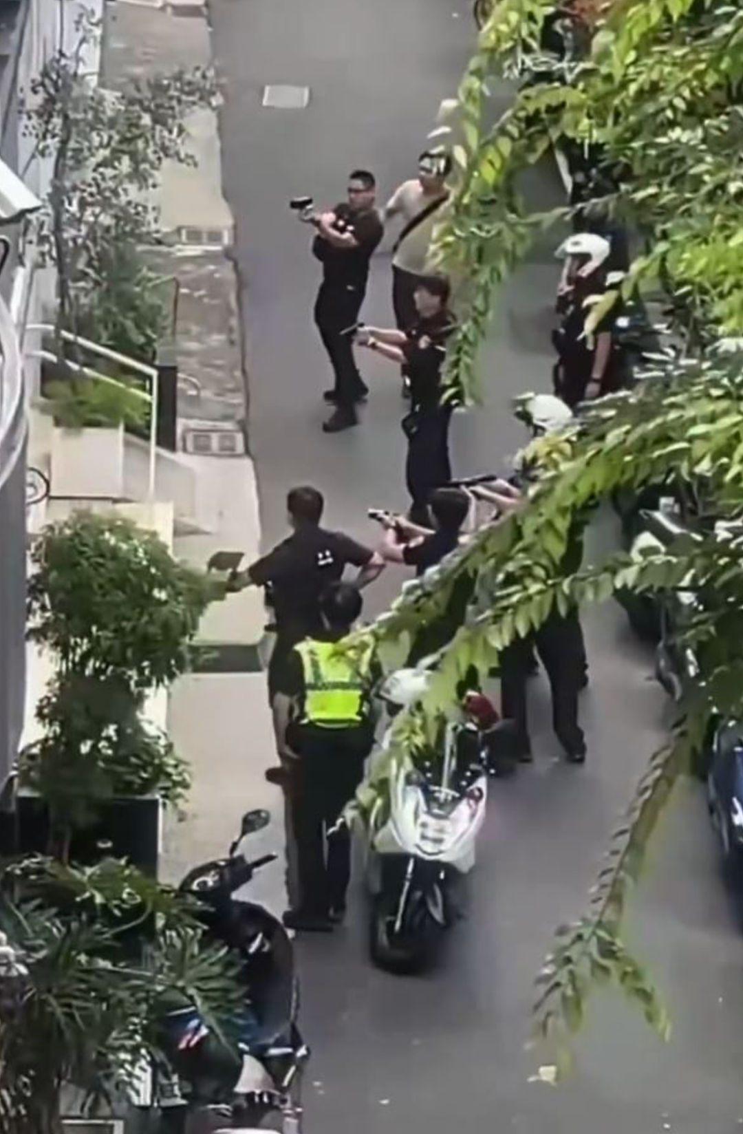 恐怖!台湾教授持刀闯入教室,狂砍亲戚50多刀!警员连开4枪将其制服(组图) - 3