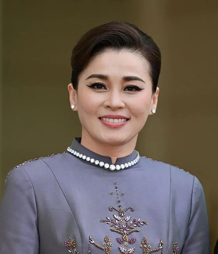 亲女儿去世才两周，泰王却急忙飞法国，下飞机头等大事竟是... 买私人飞机？！ - 14