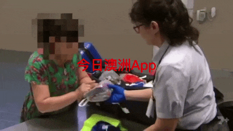 中国大妈入境澳洲，开箱翻出沾满油“诡异”塑料袋！大妈回答完后，海关妹子当场崩溃…… - 24