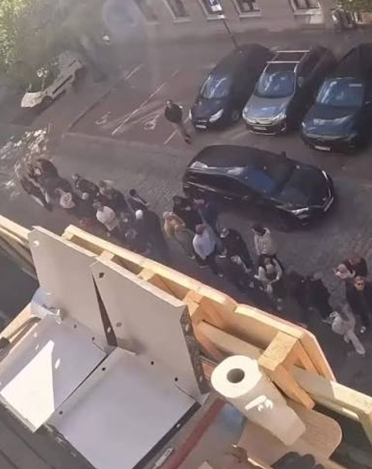 每周只卖两小时，披萨从三楼空投，这家店爆火！全网催他开分店 - 6