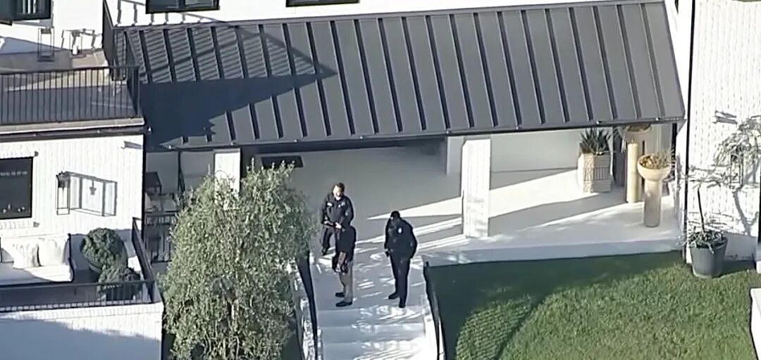 蕾哈娜豪宅被人连开N枪，她本人还在家带娃？！枪手抓了，但动机成迷...（组图） - 2