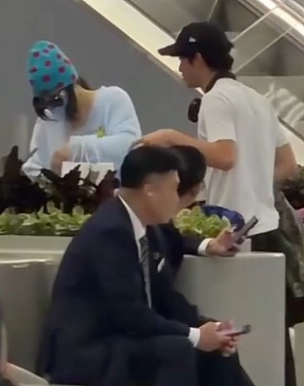 张柏芝现身香港机场接儿子被偶遇!45岁状态封神(组图) - 5