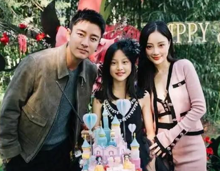 李小璐被指疑似生二胎！曝她与保姆携3岁小女孩回家，甜馨有妹妹了? - 4