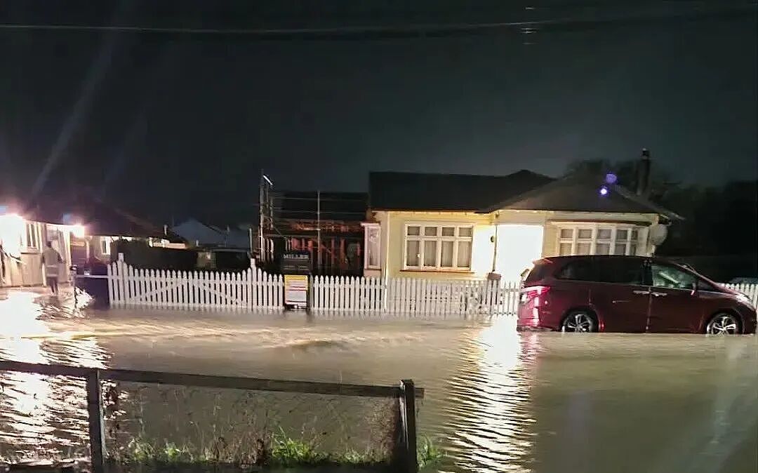 新西兰多地暴雨成灾！一地宣布进入紧急状态！奥克兰司机被困齐腰洪水！30套政府新公寓空置整一年！468户家庭排队等房！近40%奶农未申报！ - 2