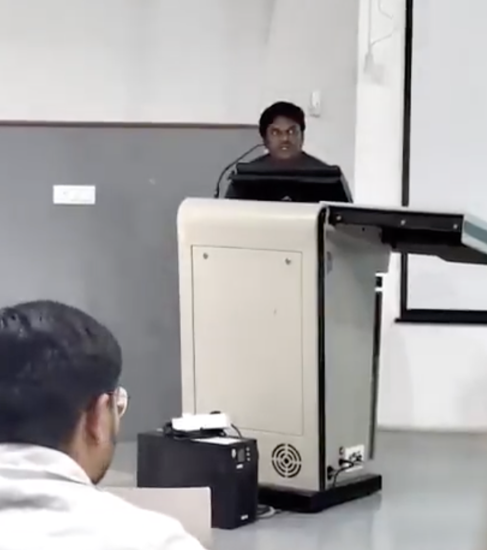 教授在课室当众向女学生表白求婚，结果被学生们追着胖揍一顿（组图） - 1