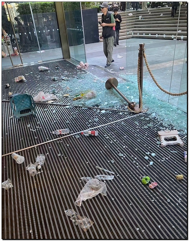 张凌赫粉丝活生生挤爆玻璃大门!多人流血受伤+摔倒在玻璃渣上(组图) - 52