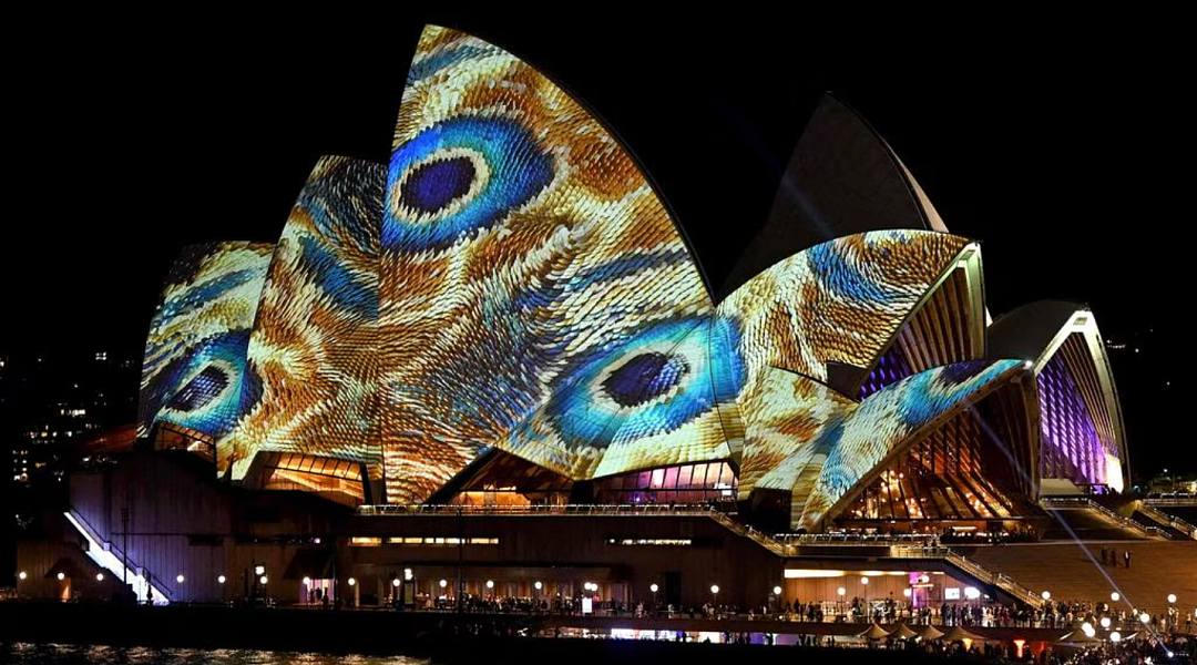 炸裂！Vivid Sydney遭批！大尺度巨型“性感热舞”投影惹怒家长！民众怒喷“低俗不堪”！官方解读引全网热议！此前无人机表演突发意外！ - 6