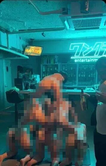 日本富豪淫趴现场曝光！年轻女子裸身“叠金字塔”，人设崩塌引网友嘲讽...（组图） - 4
