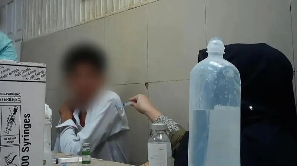 300多儿童感染艾滋！卧底记者：同一根针连扎几十人，护士徒手翻垃圾桶（组图） - 11