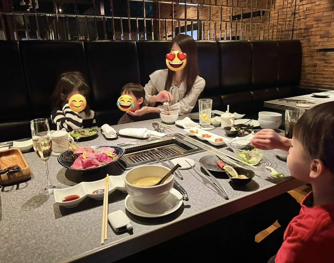 日本富豪淫趴现场曝光！年轻女子裸身“叠金字塔”，人设崩塌引网友嘲讽...（组图） - 2