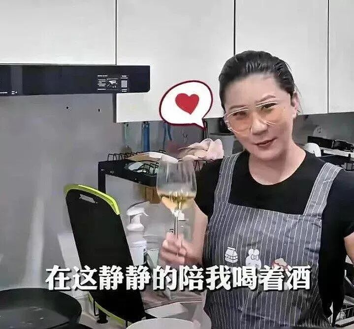 “3年没碰过她” 谢贤卖车替小49岁女友还债,分手后她回到河南直播,至今单身(组图) - 1