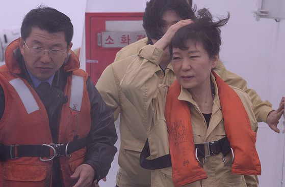 韩民众悼念世越号沉没12周年仍追问真相!总统海警船长幕后大佬皆阻挠救援,动机恐怖(组图) - 21