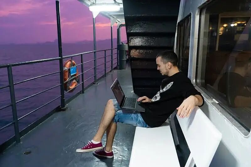 男子说“居家办公”,结果人一直在豪华游轮上?结局让人舒适(组图) - 7