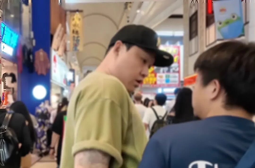 大快人心！日本街头撞人族故意撞女孩还狂笑不止！碰上韩国壮汉后，瞬间秒怂道歉... - 8