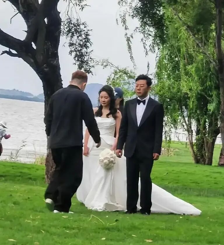 郭涛携小17岁妻子大理补拍婚纱照！儿子石头185cm帮妈妈提裙摆，20年恩爱藏不住（组图） - 1
