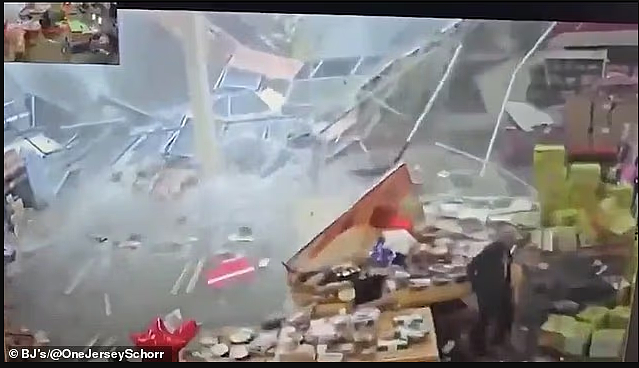 暴雨太猛！新泽西大型超市屋顶突然坍塌，监控记录惊险全过程，洪水从天而降 - 5