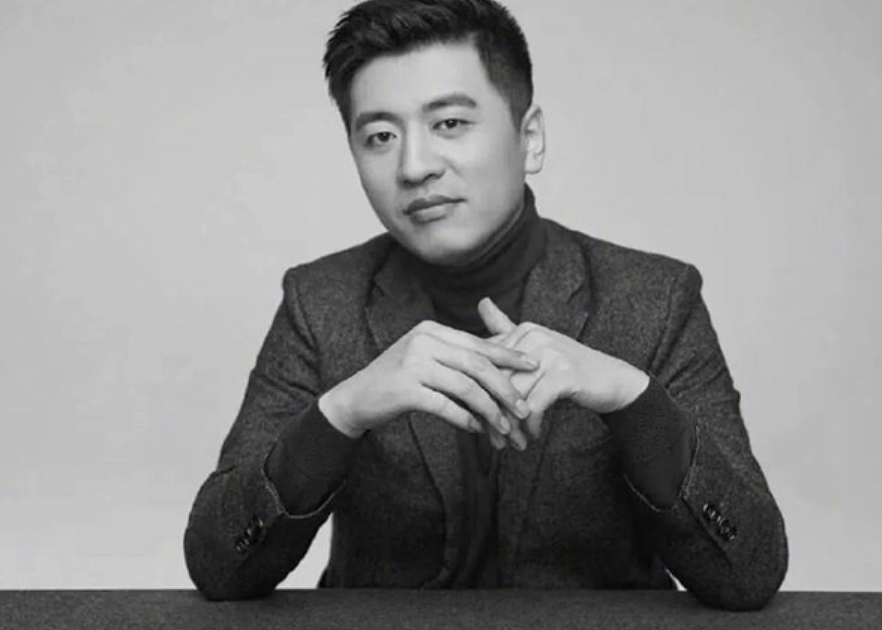 张雪峰追悼会现场万人送行吊唁，大批学子天不亮排长队！为何他会被这么多人纪念？ - 6