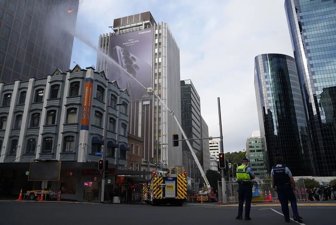 突发！奥克兰在建希尔顿酒店惊现大火，浓烟席卷CBD，1人火中逃生！原计划明年初开业…… - 1