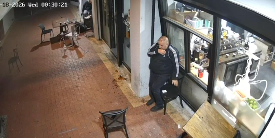 画面曝光!墨尔本街头枪击!49岁男子身中两枪紧急送医!枪手在逃,作案车辆被纵火焚烧!目击者还原惊魂一刻! - 4