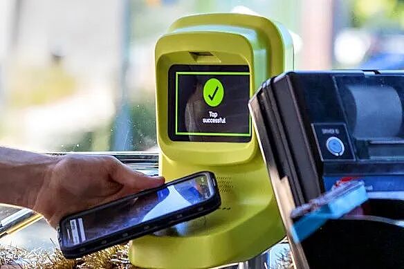 本周日起,墨尔本坐火车、电车可直接刷手机和银行卡了 - 1