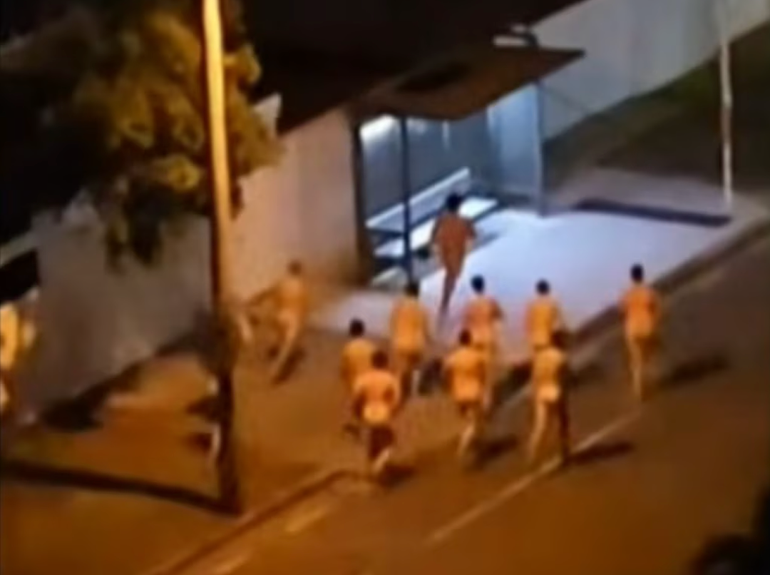 澳洲街头惊现“裸奔团”！12名裸男深夜集体狂奔，整条街瞬间沸腾 - 4