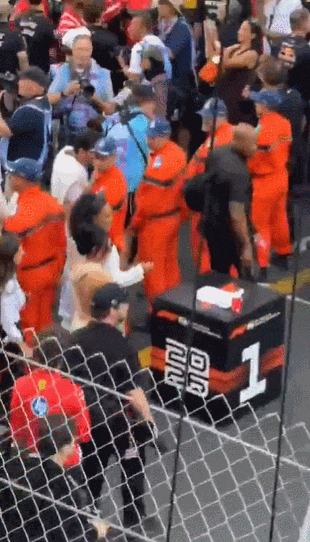 卡戴珊首秀F1赛场惹众怒:无视记者、顺走毛巾、保镖推人(组图) - 13