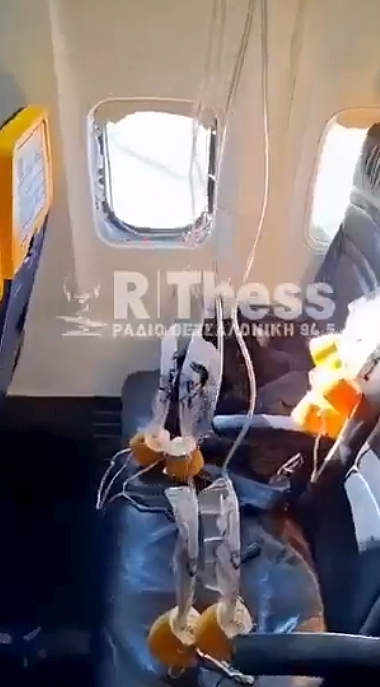 恐怖!客机玻璃突然爆裂,舱内瞬间失压,乘客半身被吸出窗外(组图) - 1