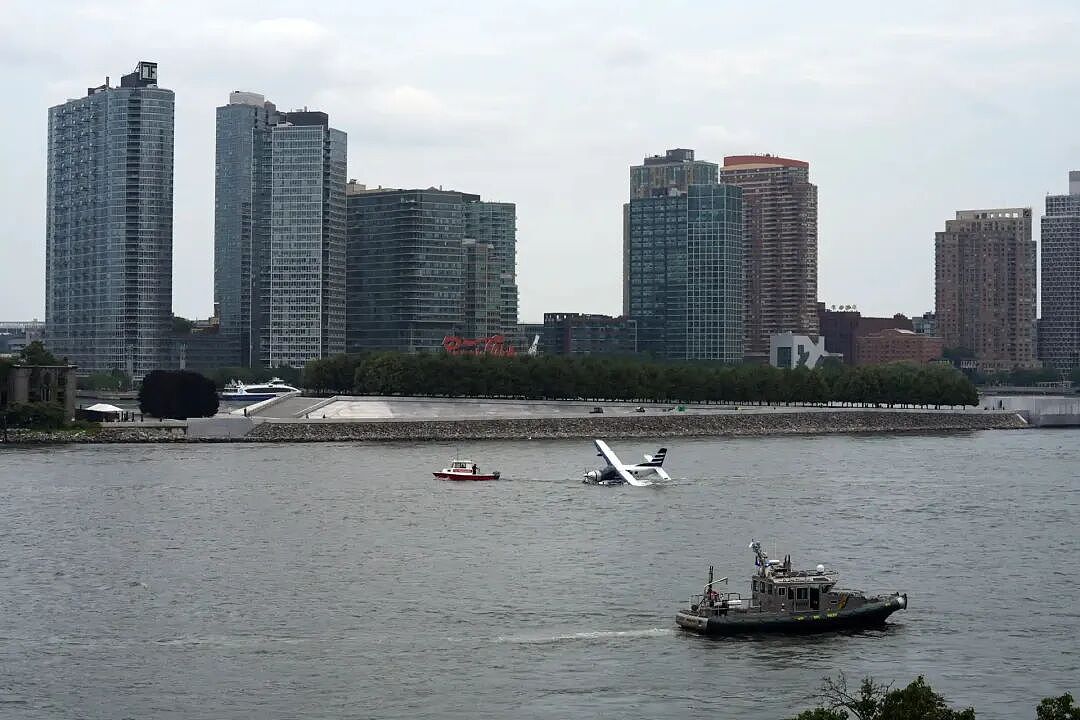 真惊险!纽约一架小飞机紧急迫降东河后侧翻!机上载有8名乘客 - 3