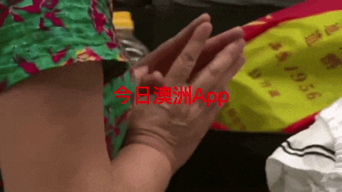 中国大妈入境澳洲，开箱翻出沾满油“诡异”塑料袋！大妈回答完后，海关妹子当场崩溃…… - 22