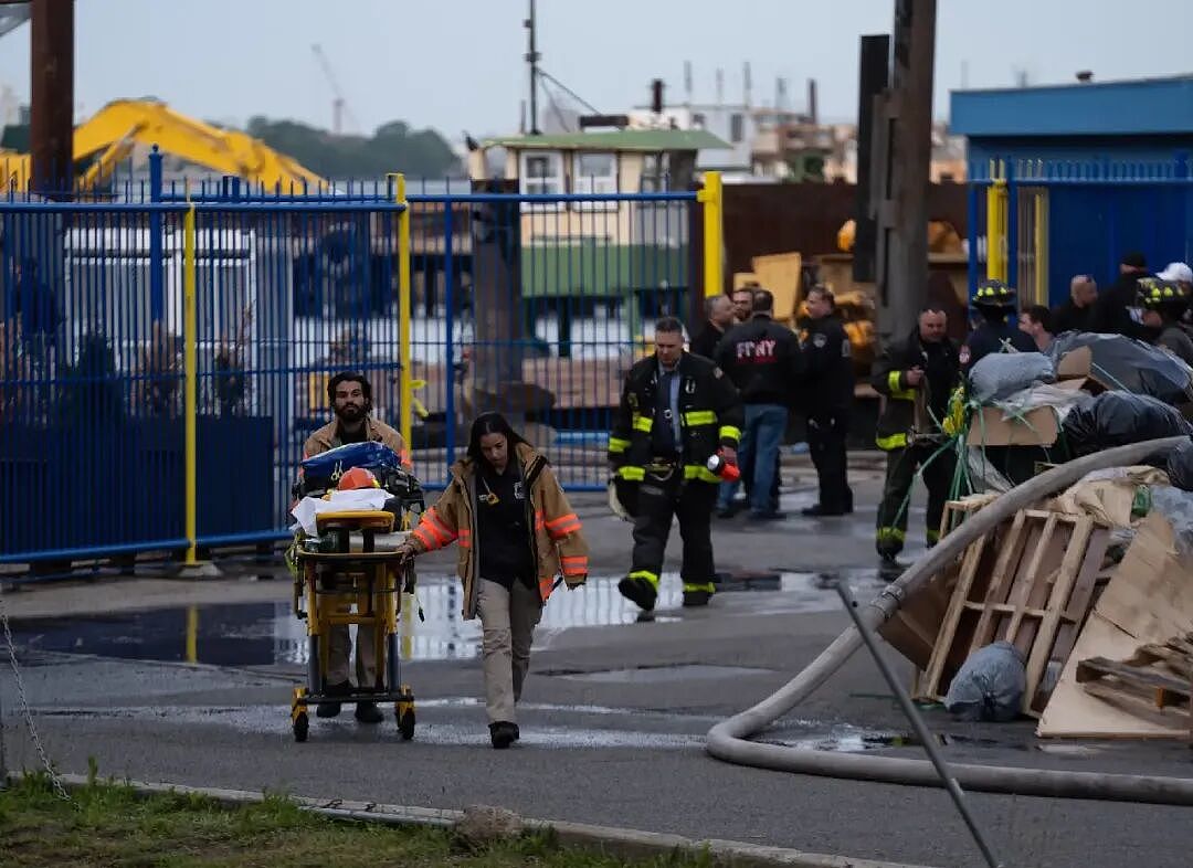 美国船坞爆炸！华人困最底层惨死，逃生路线全切断，妻儿崩溃（组图） - 3