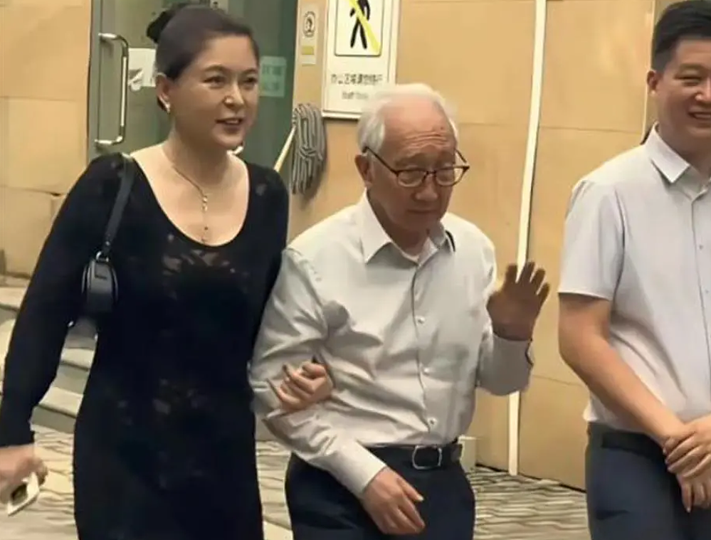 知名女演员嫁大44岁画坛泰斗，被骂“捞女”13年！如今丈夫遗嘱曝光，全网闭嘴（组图） - 4