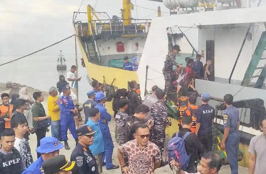 海上惊魂!游轮遭巨浪击沉,中国游客漂流5小时,救生筏漏气,有人吓到呕吐昏厥 - 5