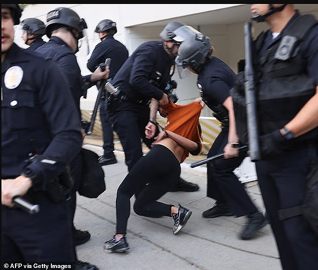 全美抗议升级!水泥块砸向警察、催泪弹弥漫街头,多地爆发正面对抗(组图) - 3