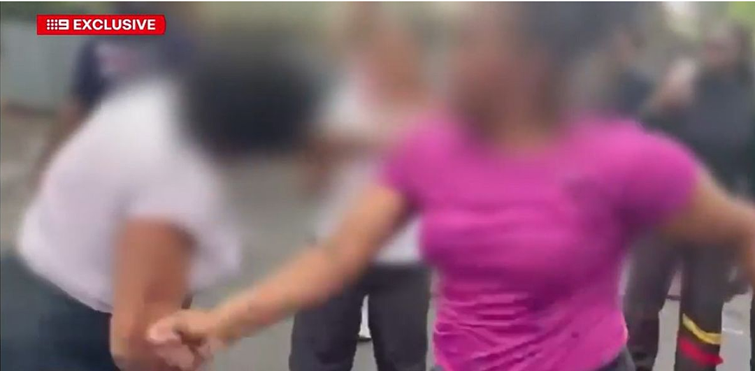 惊呆!澳洲学校女生打架,两个妈妈也上场互殴(组图) - 3