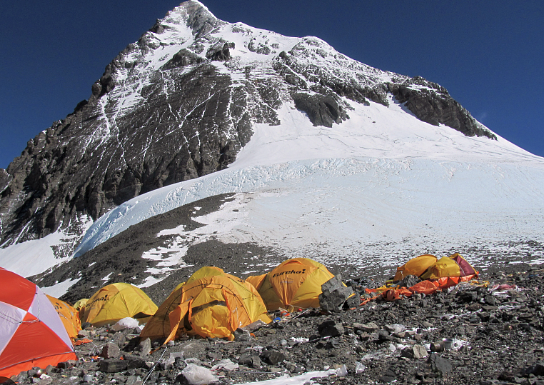 珠峰尼泊尔向导给登山者下毒?富姐富哥重金买保险,竟在缺氧时被整? - 4