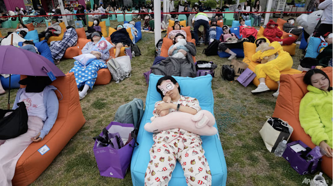 韩国办了场睡觉大赛,170个人躺在汉江边,凭什么一个大爷睡成冠军?(组图) - 2