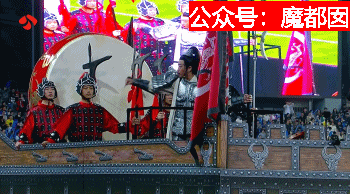 热搜爆了！何润东再扮项羽现身苏超赛场，因“粉底液将军”躺赢（组图） - 35