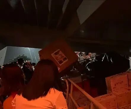 周杰伦鸟巢演唱会散场突降大雨，引发现场混乱！官方周边竟遭哄抢 - 2