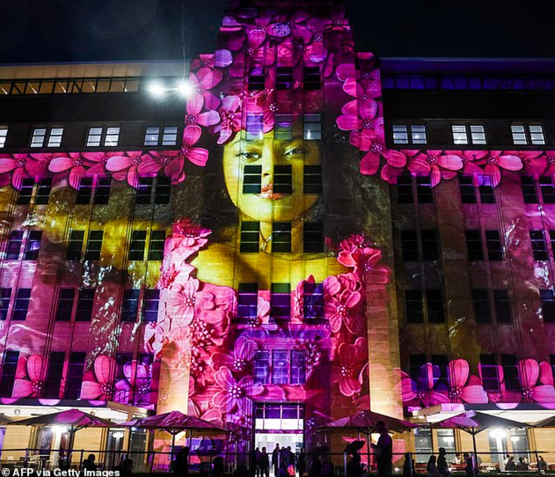 炸裂！Vivid Sydney遭批！大尺度巨型“性感热舞”投影惹怒家长！民众怒喷“低俗不堪”！官方解读引全网热议！此前无人机表演突发意外！ - 4