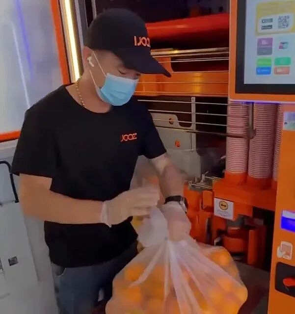 法国留学生舔完吸管塞回售货机,新加坡直接抓人!网友怒吼:拖去抽20鞭(组图) - 18