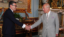 英国新首相就任！放话要“重塑英国”，斯塔默笑着走了...（组图）