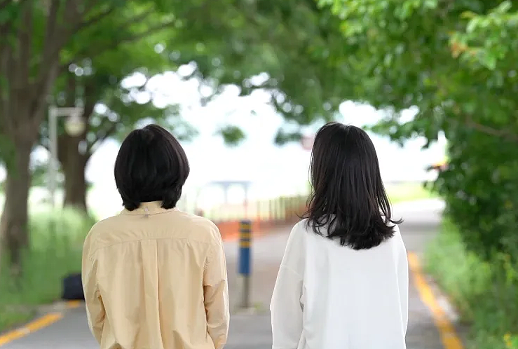 43岁女子领养38岁闺蜜！朋友变母女，只为共度余生！养老2.0时代来了...（组图） - 3