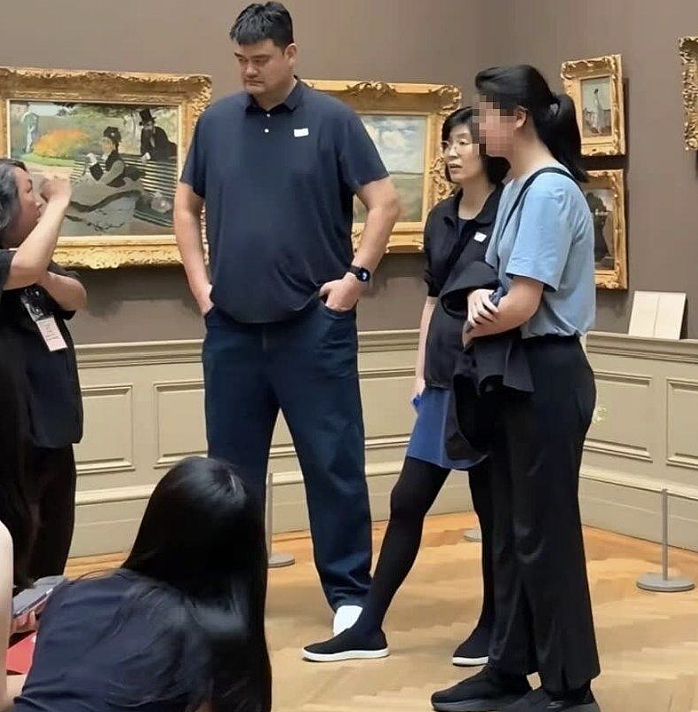 姚明一家现身纽约博物馆!16岁女儿身高抢镜,一家人想低调都难 - 2