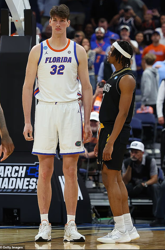 刷爆全网!NCAA史上最高2米36“巨人”登场:2米对手当场看傻 - 2